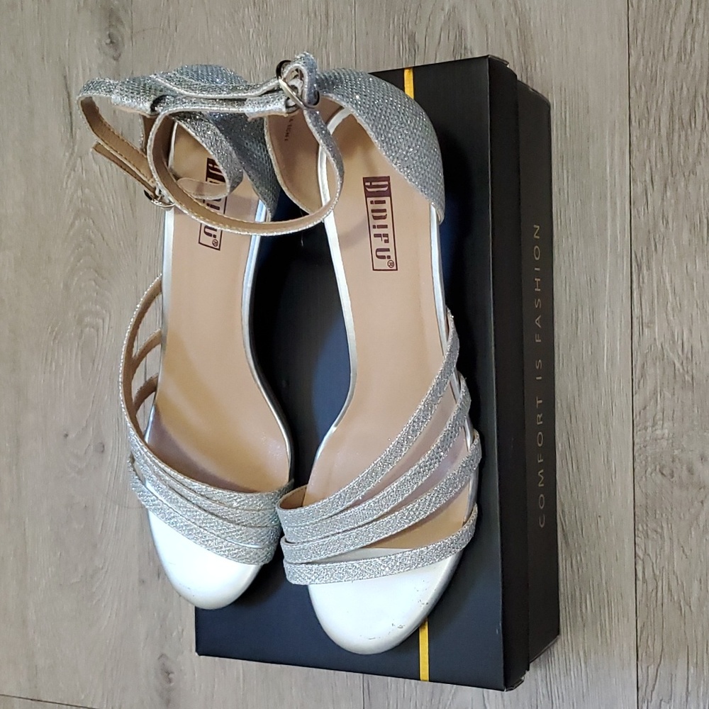 Women's dress shoes